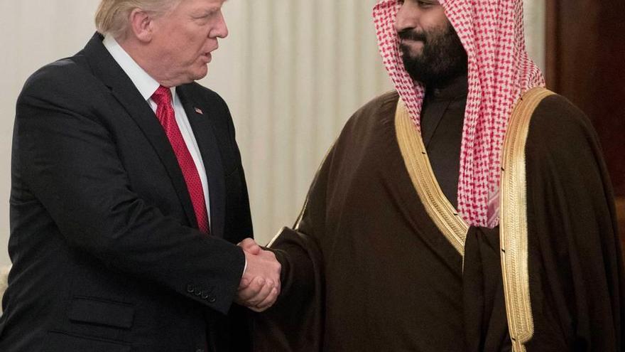 Trump estrecha la mano del segundo heredero y ministro de Defensa saudí, Mohamed bin Salman, a quien ayer recibió en la Casa Blanca.