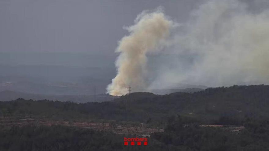 Columna de fum d'un incendi a la Serra de les Fites, a la Pobla de Massaluca (Terra Alta)