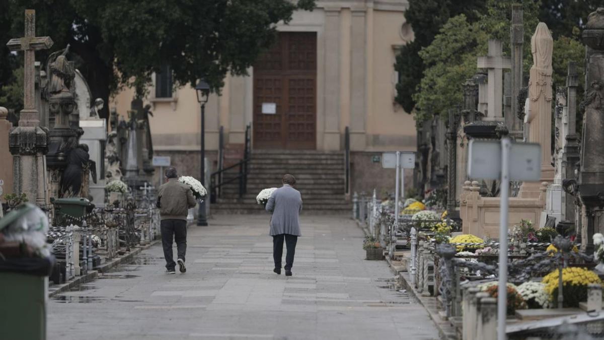 Las lluvias de ayer sábado restaron visitantes al cementerio de Palma. | MANU MIELNIEZUK