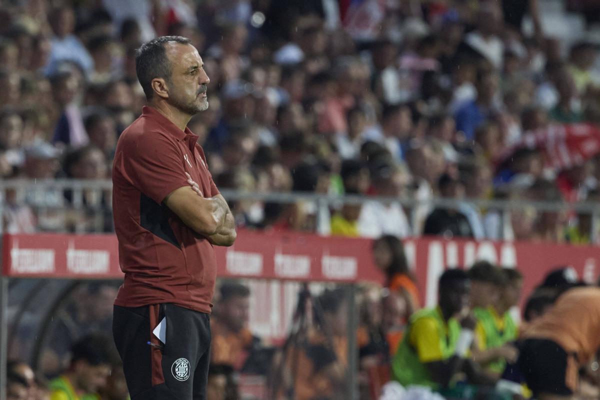 Quique Álvarez sigue desde la banda el Girona-Arsenal.