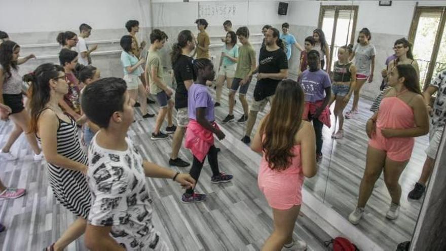 Uno de los grupos de adolescentes de Carrús que forma parte de la Escuela Abierta de Verano de Elche, practicando ayer baile latino y otras especialidades.