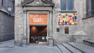 Fachada del Museu Frederic Marés en la que anuncian, a la derecha, la remodelación de la sala.