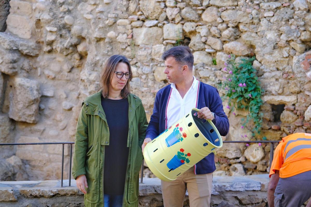 El concejal de Limpieza de Marbella, Diego López, informa de papeleras artísticas