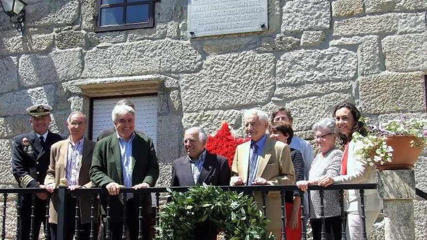 Algunos asistentes, ante la casa natal de Mogor. // Santos Álvarez