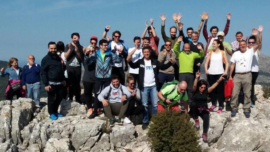 Company, ayer de excursión por la Serra. Con él, el exvicepresidente Antoni Gómez.