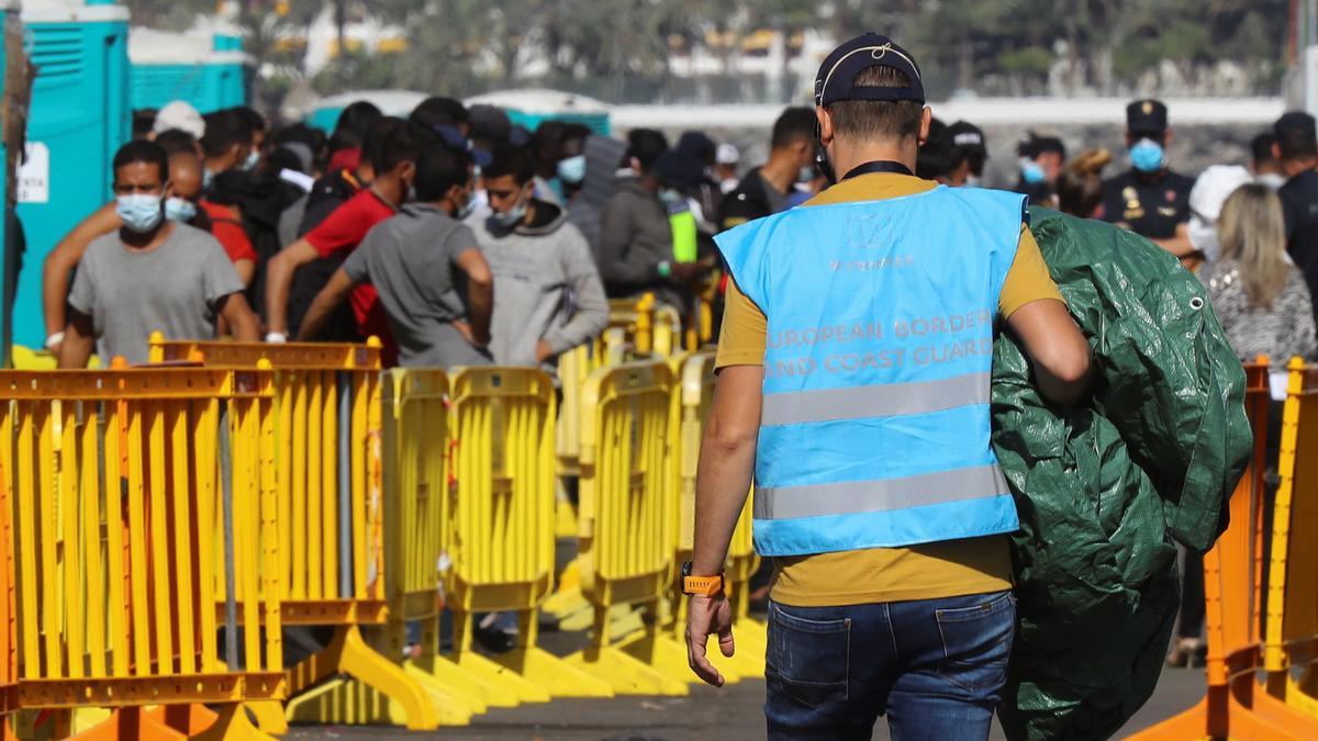 Inmigrantes en el muelle de Arguineguín