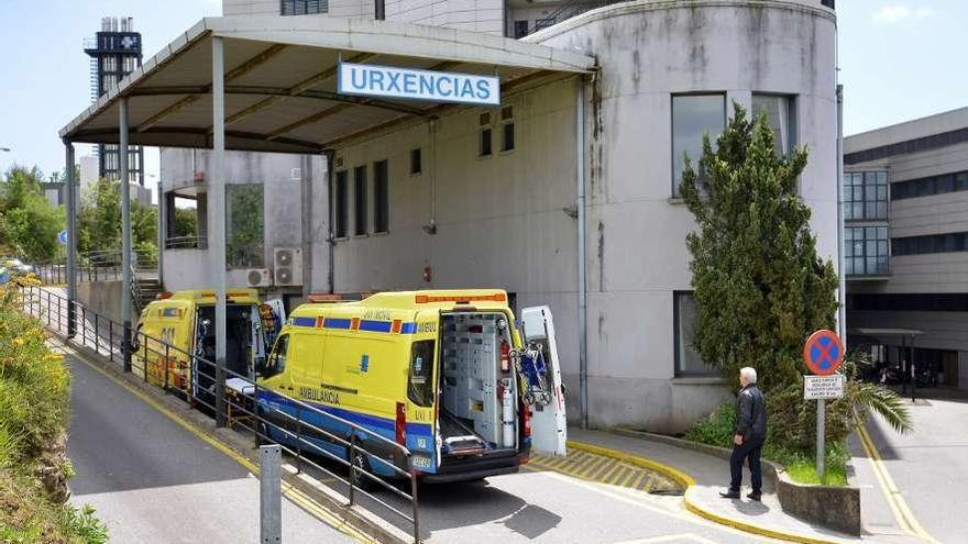 Ambulancias a la entrada del servicio de Urgencias del Hospital Montecelo. // Gustavo Santos