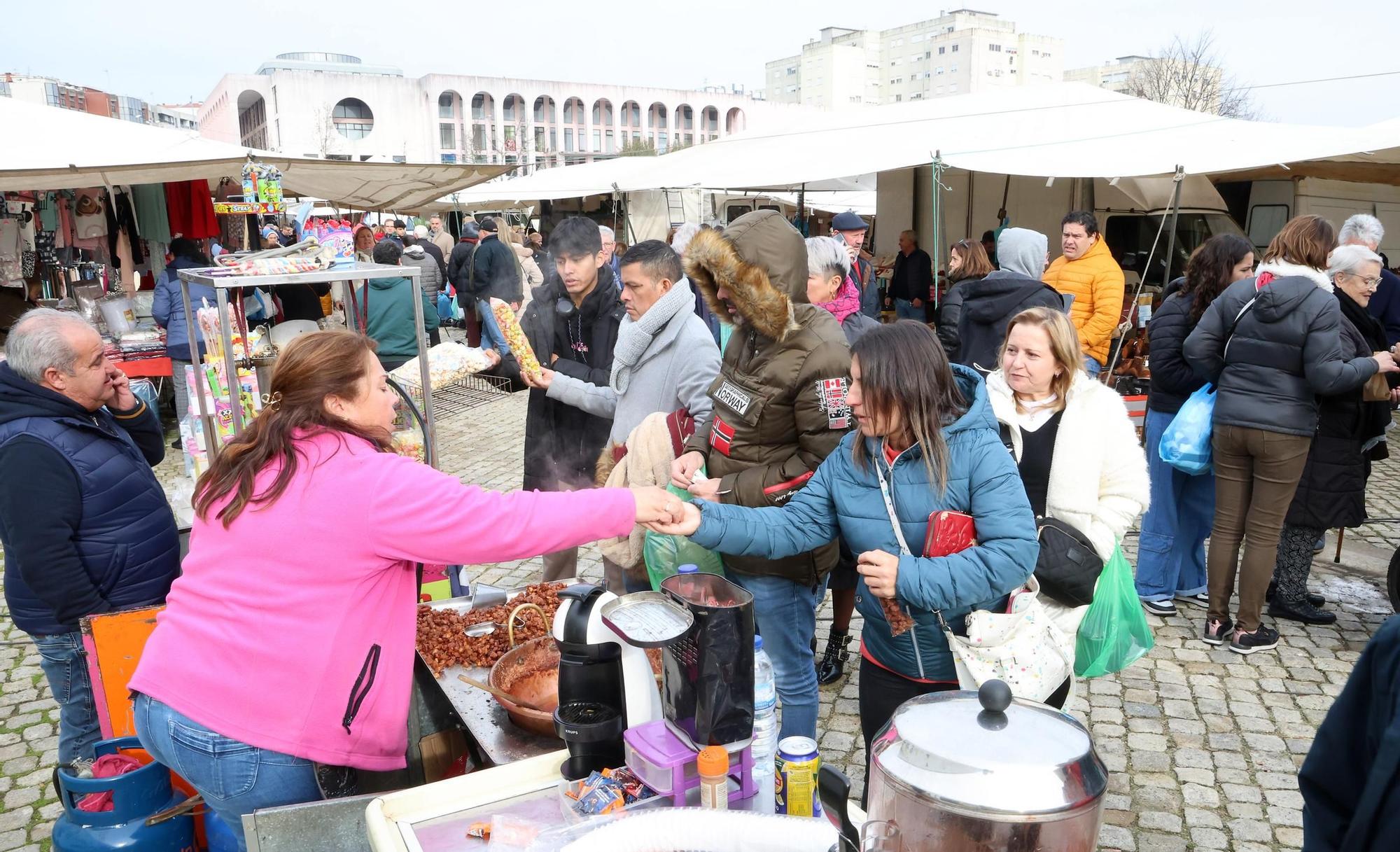 Una marea de gallegos 'invade' Valença do Minho en el día de la Constitución