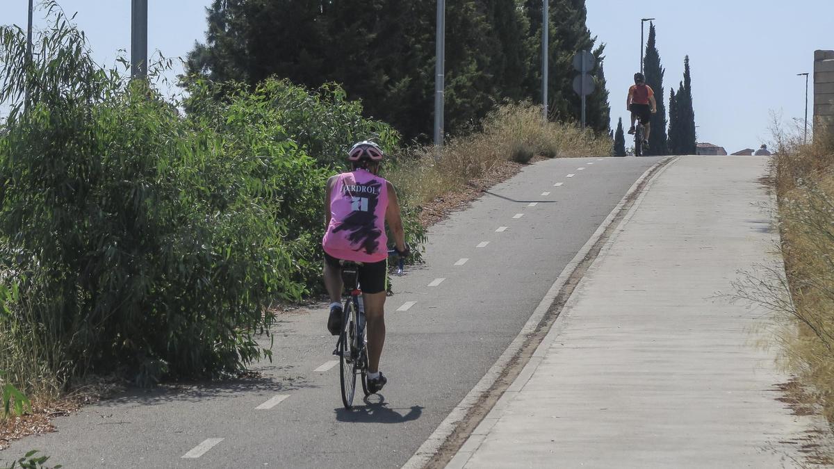 Dos ciclistas circulan por un carril bici en Cáceres.
