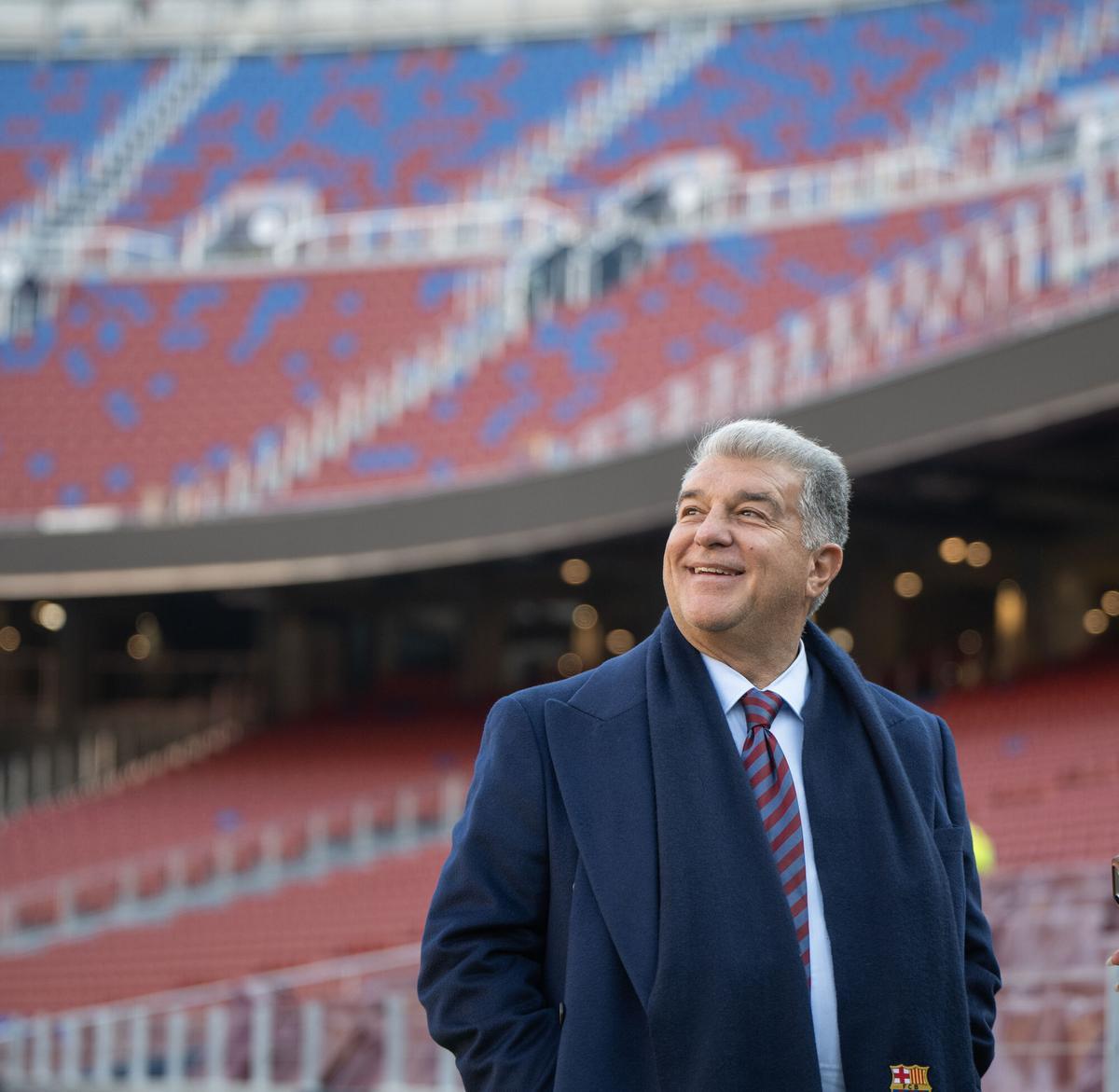 Joan Laporta, candidato a la presidencia del FC Barcelona en las elecciones del próximo domingo, espera en el Camp Nou para hacerse la fotografía con el otro candidato, Víctor Font.