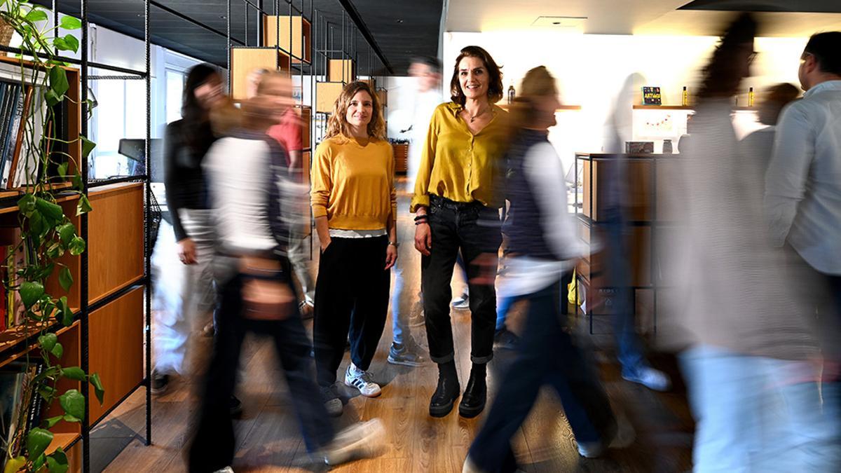 Clara Pujadas y Laura Ormad, socias fundadores de D.Pack, en las oficinas de la agencia en Barcelona