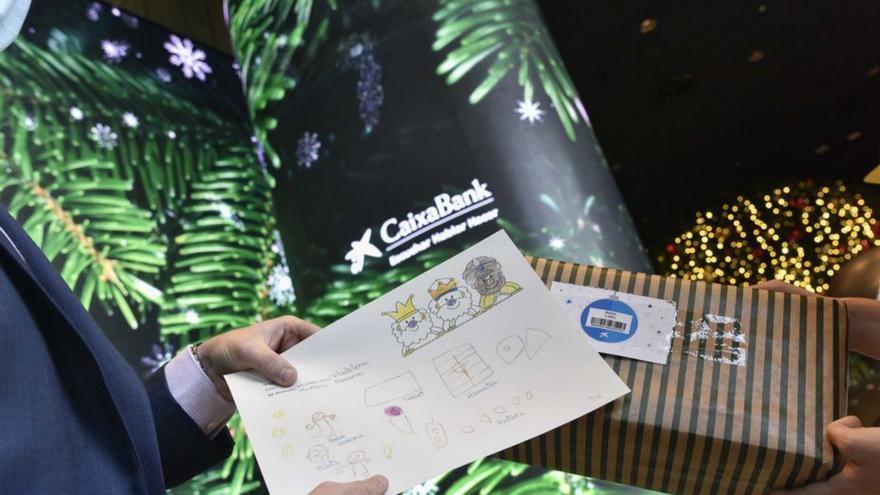 CaixaBank reparte más de 2.000 regalos de Navidad a niños en las Islas