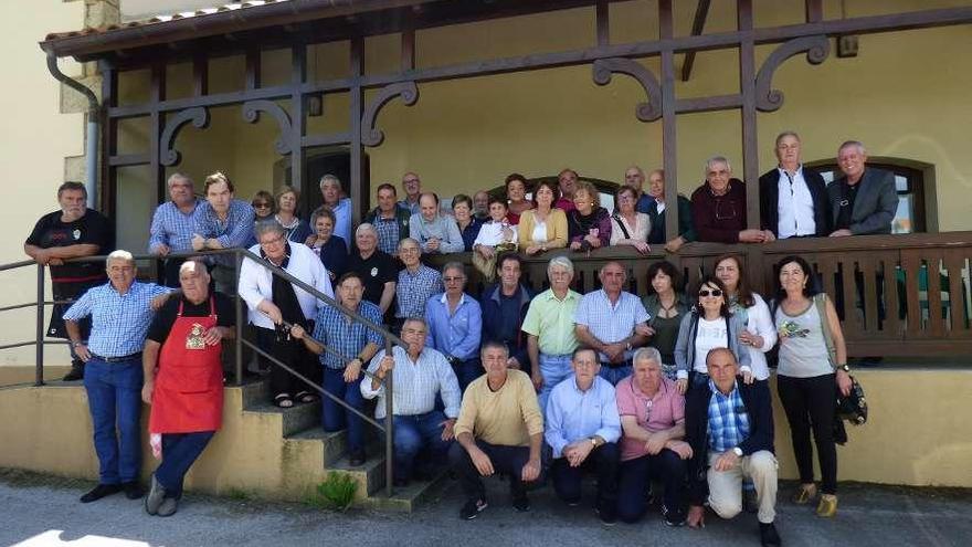 Miembros del club La Panoya, de celebración en Feleches.