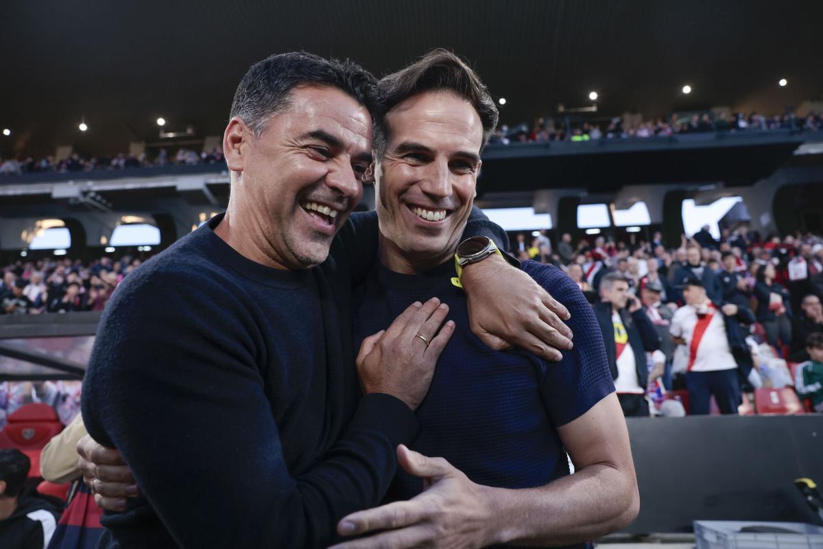 Míchel e Íñigo se saludan antes del partido de este lunes en Vallecas.