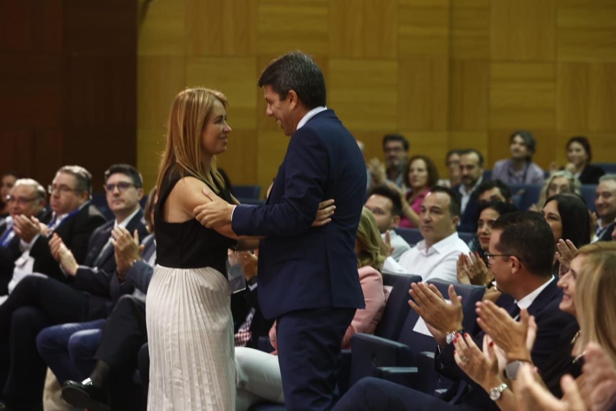 Mazón y Cortés se abrazan tras la elección de esta como presidenta de la FVMP.