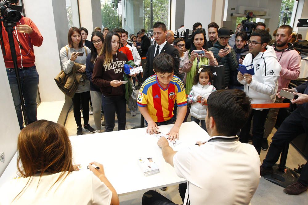 Carlos Soler desata la locura en la Megastore