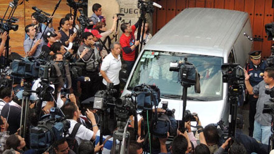 Periodistas toman imágenes del ingreso del coche fúnebre