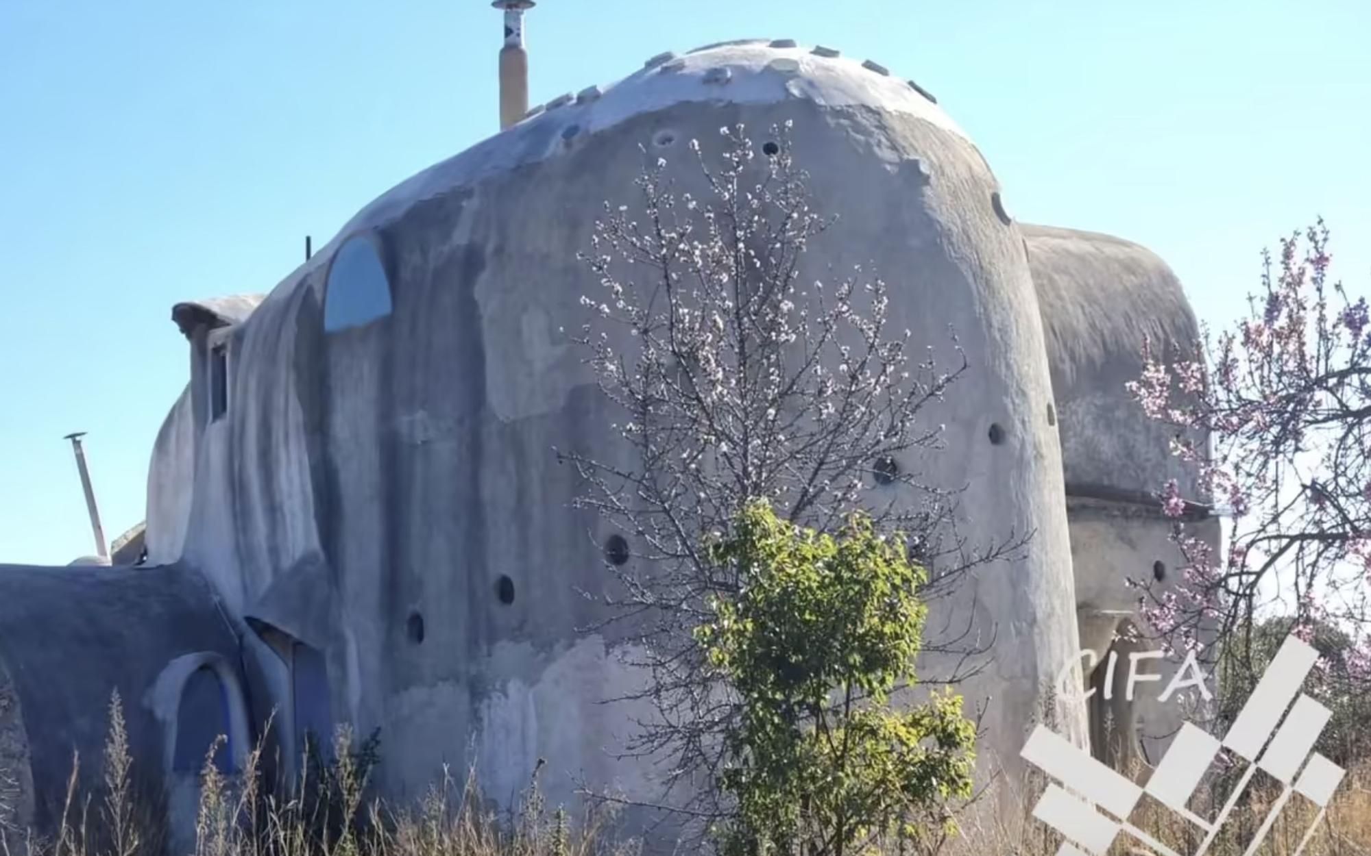 El exterior del chalet guarda cierta similitud con las obras de Gaudí