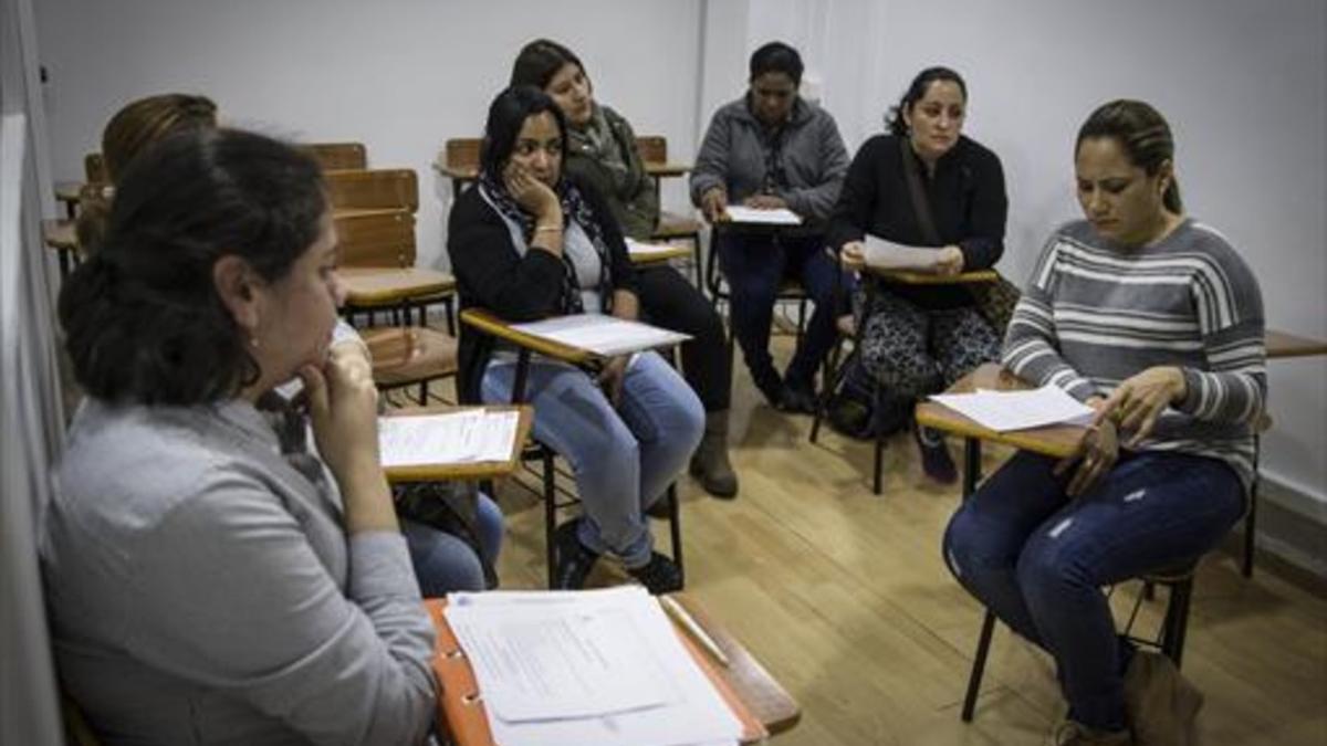 FORMACIÓN. Sesión de entrevistas para inscribirse en un curso de atención sociosanitaria, en la sede de la asociación Mujeres Pa'lante, en L'Hospitalet de Llobregat.