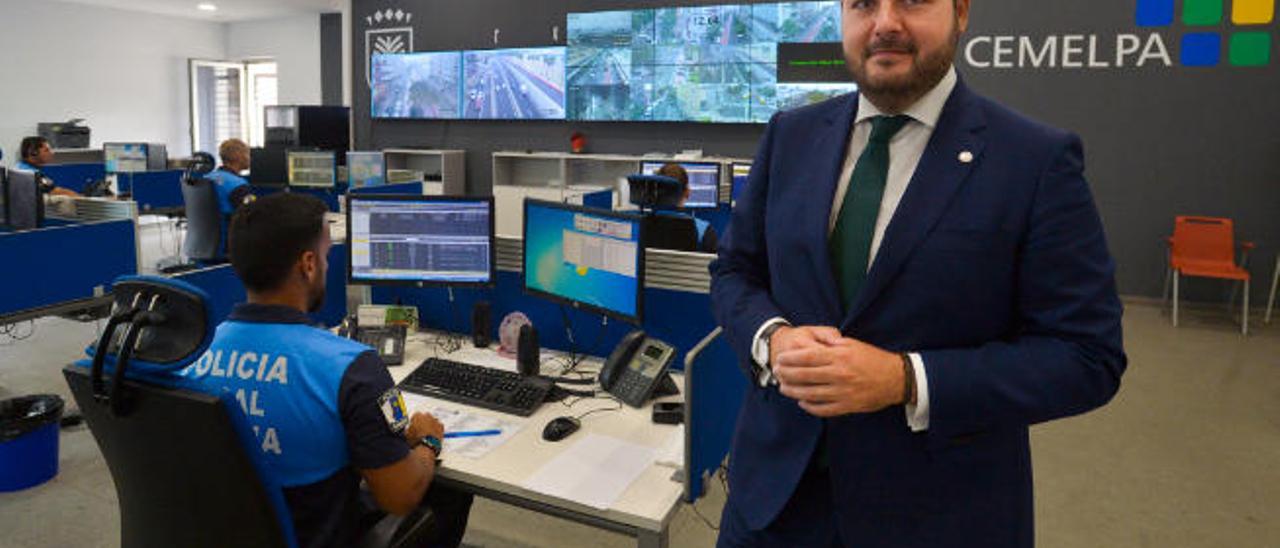 El concejal de Seguridad, Josué Íñiguez, en la sala de control del Centro de Emergencias de Las Palmas de Gran Canaria.