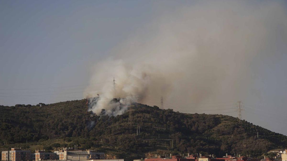 Incendio forestal en Torre Baró, en la sierra de Collserola.