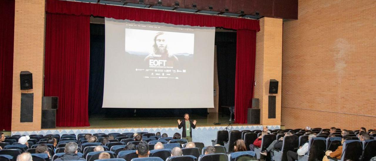 Proyección del documental en el salón de actos de la prisión. |