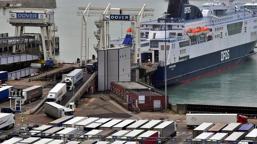 Desembarco de camiones
en el puerto de
Dover.  TOBY MELVILLE