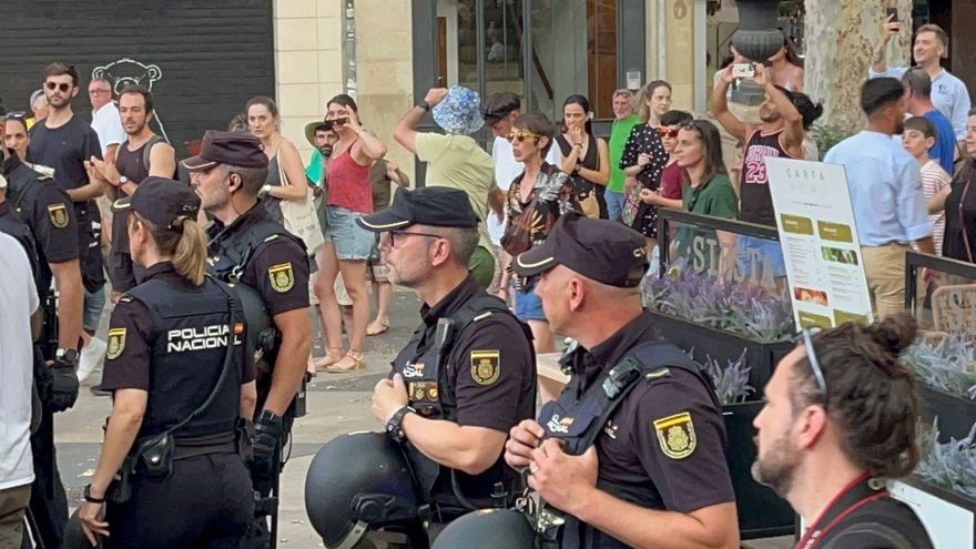 Manifestantes rodean las terrazas del centro de Palma al son de proclamas contra el turismo