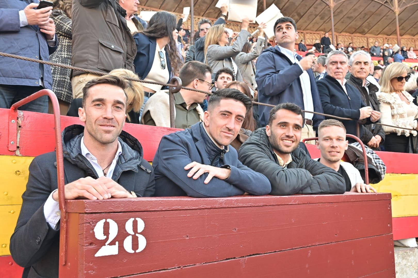 Desfile de los fieles de la tauromaquia para presenciar a El Juli y Manzanares