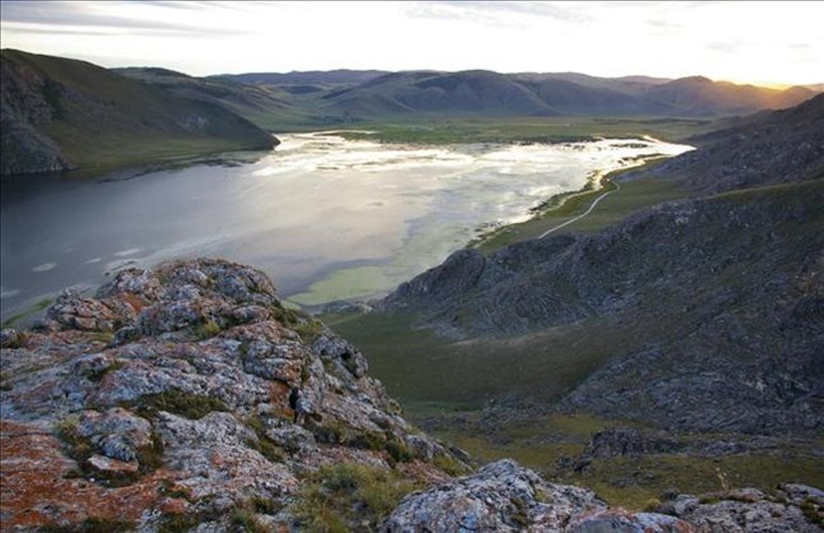 Paisatge del llac Baikal, al sud de Sibèria, a prop del qual van aparèixer els fòssils de fa 24.000 anys que ara han estat analitzats. Paisatge del llac Baikal, al sud de Sibèria, a prop del qual van aparèixer els fòssils de fa 24.000 anys que ara han estat analitzats.