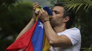 Leopoldo López besa la bandera venezolana tras salir de prisión, el pasado 8 de julio.