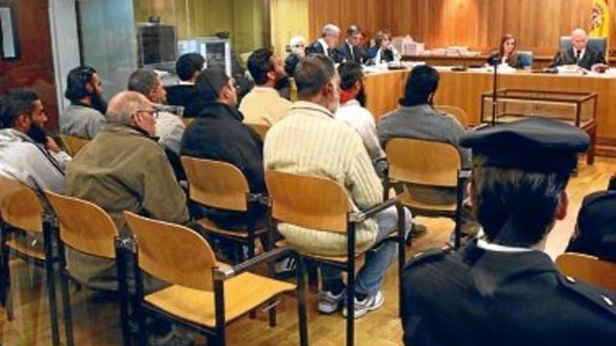 Los 11 acusados, en la sala blindada de la Audiencia Nacional, en el primer día del juicio, el 12 de noviembre.