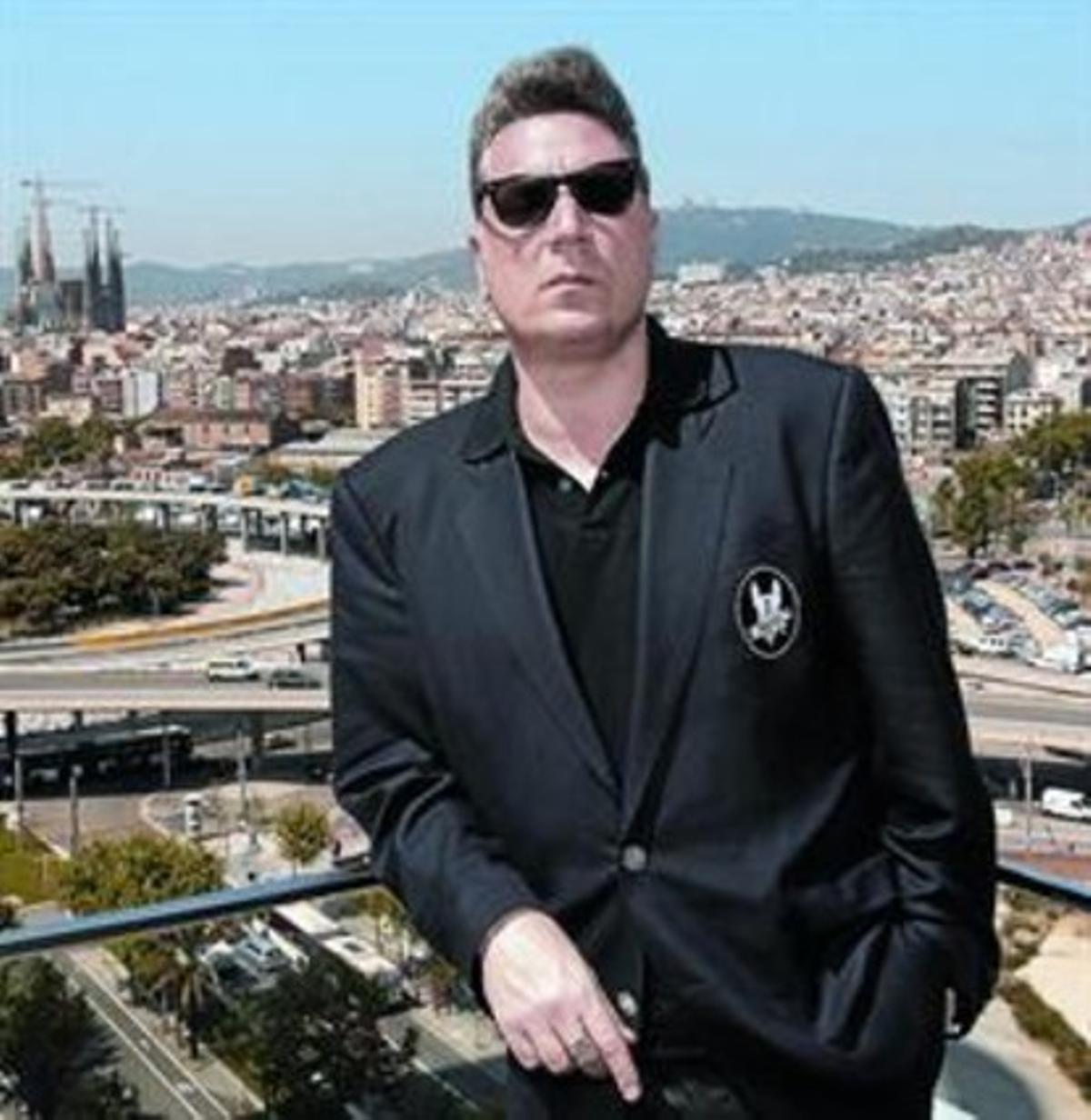 Loquillo, a la terrassa d’un hotel amb BCN al fons. Loquillo, a la terrassa d’un hotel amb BCN al fons.