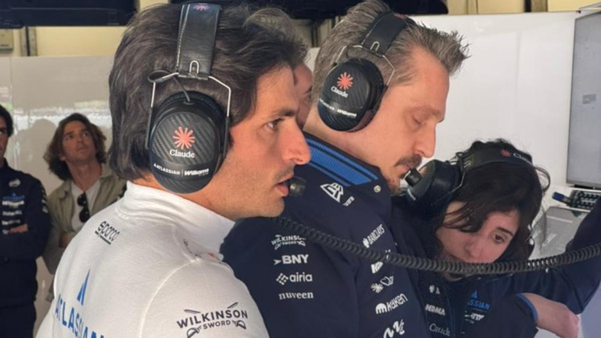Carlos Sainz, preocupado, en el box de Williams en Shanghai