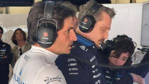 Carlos Sainz, preocupado, en el box de Williams en Shanghai