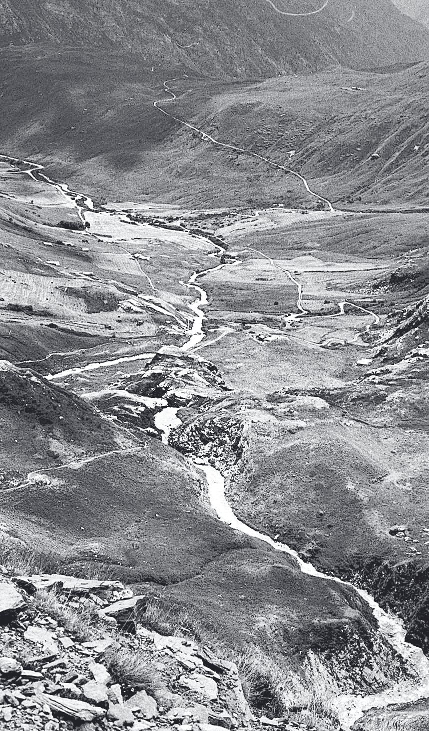 Imponente. Una iglesia preside la cima del col de l’Iseran.