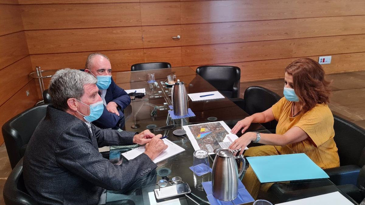 Reunión de la alcaldesa de Teruel, Emma Buj, con del presidente de la Autoridad Portuaria de Valencia, Aurelio Martínez.
