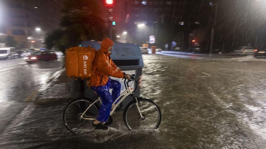 Meter prisa al repartidor en medio del temporal