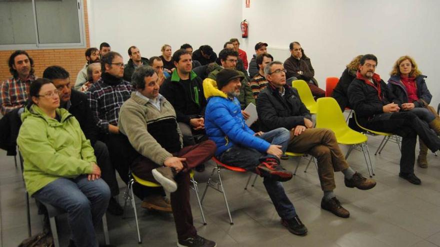 Participantes en la primera reunión de productores de frutos rojos, celebrada ayer en Valdesoto.