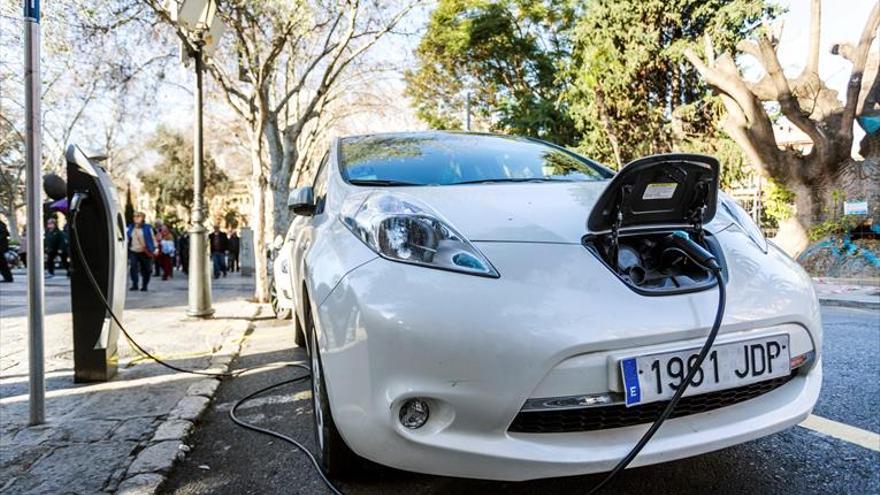 La Junta subvencionará con 5.500 euros la compra de coches eléctricos