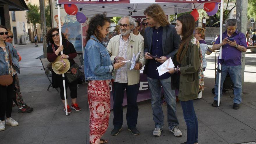 Llamero, Fernández y Elizondo conversan con una ciudadana.
