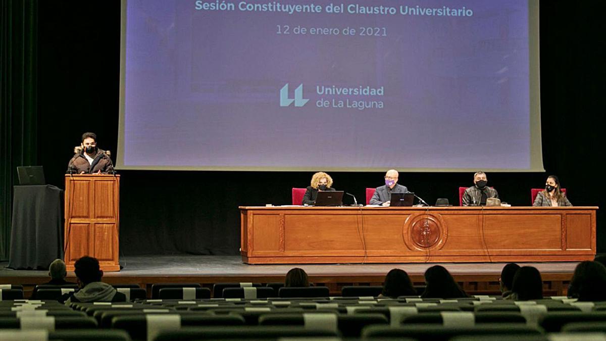 Un instante de la sesión constituyente del Claustro universitario ayer en el Paraninfo.