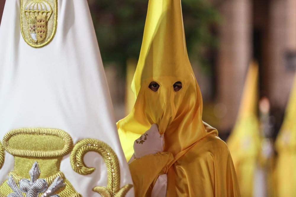 La procesión de la Cofradía de la Samaritana y El Prendimiento recorrieron las calles de Orihuela