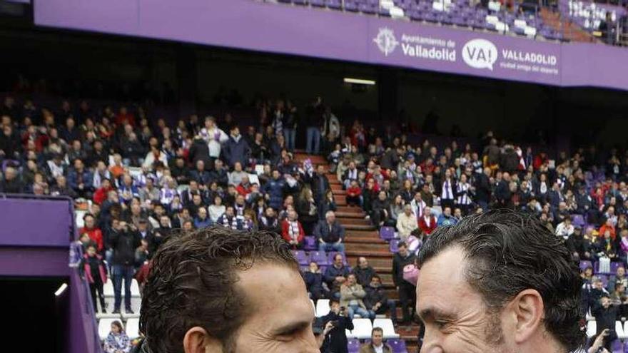 Por la izquierda, Rubén Baraja y Sergio González se saludan antes del inicio del choque en Valladolid.