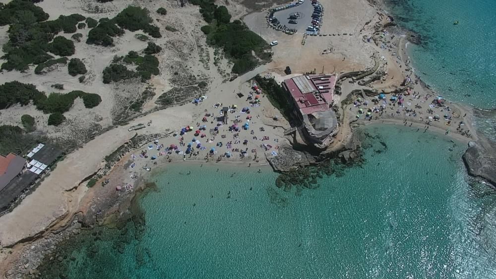 La playa de Cala Comte, hoy sábado, desde el dron de la Policía Local