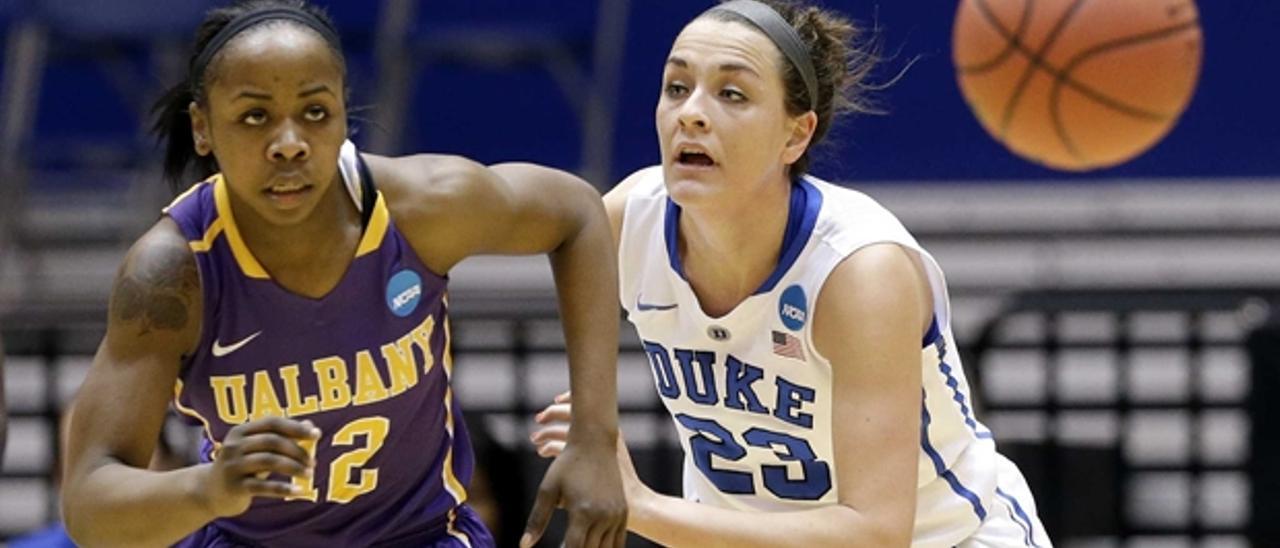 Imani Tate (izquierda) disputando un balón mientras jugaba para NCAA en la Universidad de Albany