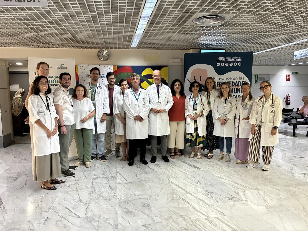 La jornada informativa 'Las enfermedades reumáticas no esperan' se ha realizado en el recibidor de las consultas externas del hospital Reina Sofía de Córdoba.