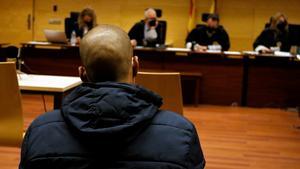 El acusado, de espaldas, durante el juicio en la Sección Cuarta de la Audiencia de Girona.