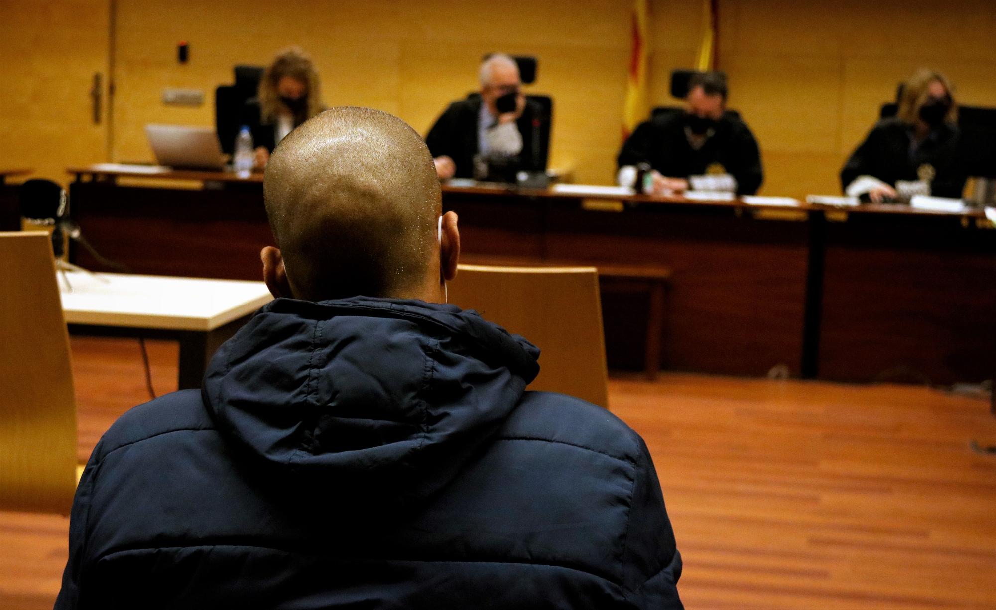 El acusado, de espaldas, durante el juicio en la Sección Cuarta de la Audiencia de Girona.