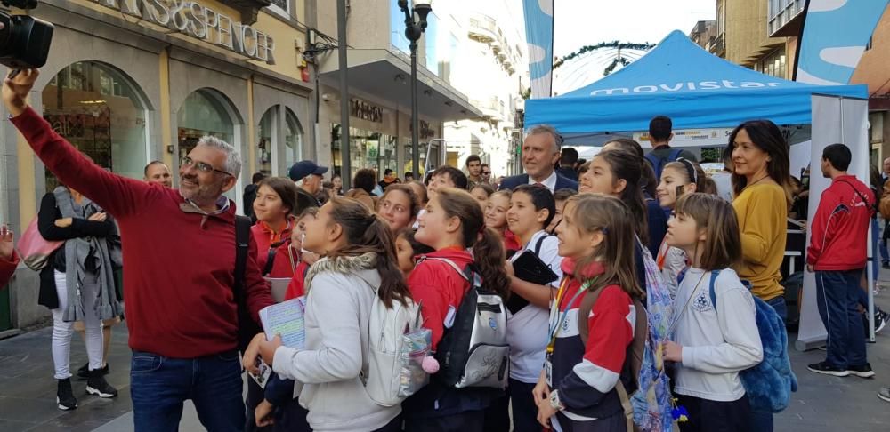 Ángel Víctor Torres participa en el evento 'De Palique, Tu radio en la calle'.